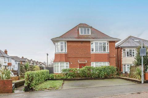 1 bed property, in Heron Court Road, £170,000