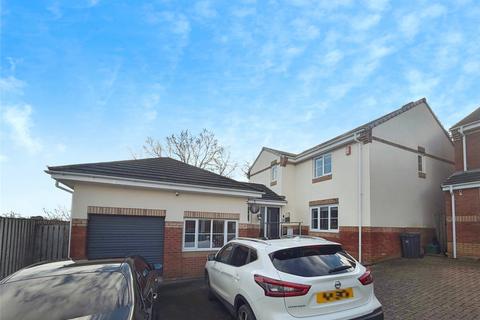 5 bed property, in Betjeman Drive, £575,000