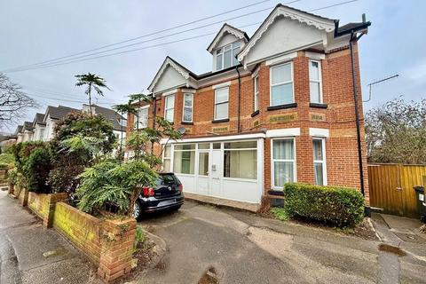 1 bed property, in Hawkwood Road, £120,000