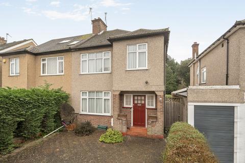 3 bed property, in Pinner Park Avenue, £650,000