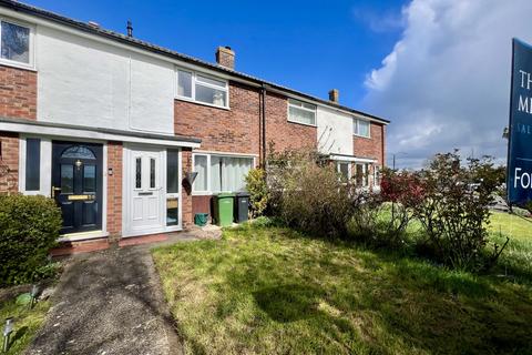 2 bed property, in Green Close, £290,000