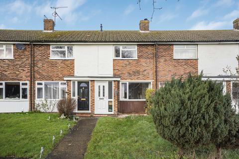 2 bed property, in Green Close, £290,000