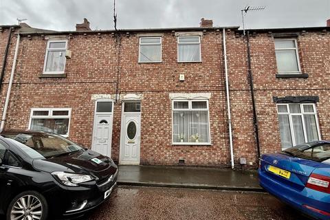 2 bed property, in Queen Street, £95,000