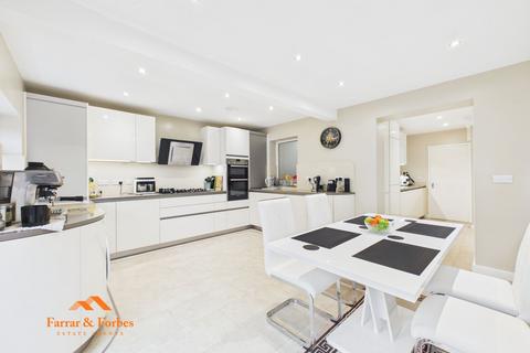 3 bed property, in Reeval Close, £250,000