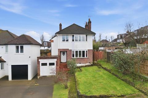 3 bed property, in Roundmead Close, £750,000