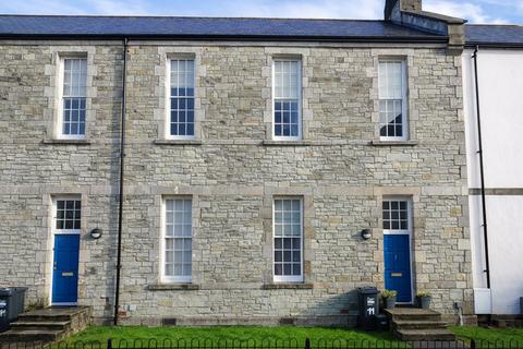 2 bed property, in Royffe Way, £185,000