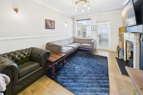 2 bed property, in Mayplace Road West, £375,000