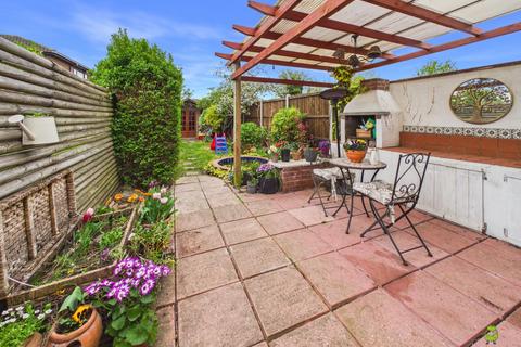 2 bed property, in Mayplace Road West, £375,000