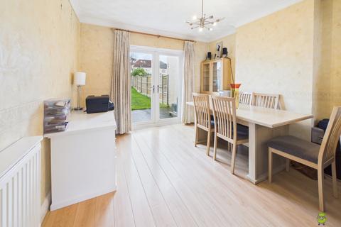 4 bed property, in Preston Drive, £525,000