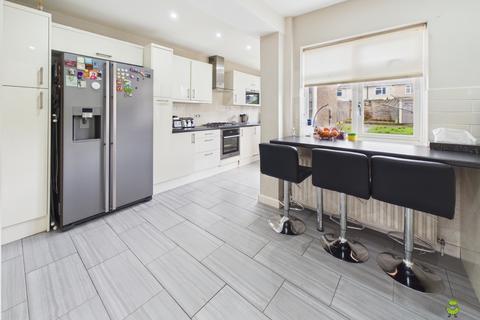 4 bed property, in Preston Drive, £525,000