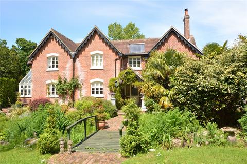 4 bed property, in South Drive, £1,695,000