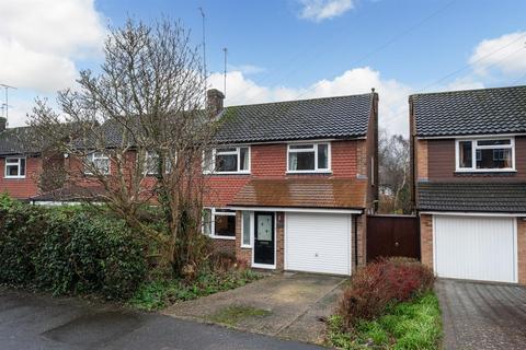 3 bed property, in Valley Walk, £575,000