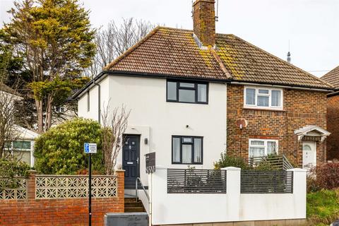 3 bed property, in Manor Road, £475,000