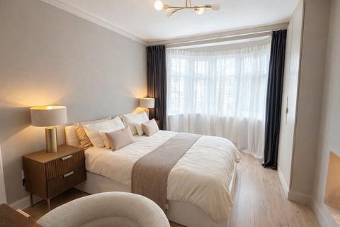 4 bed property, in Earls Hall Avenue, £550,000