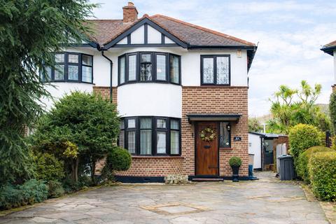 4 bed property, in Earls Hall Avenue, £550,000
