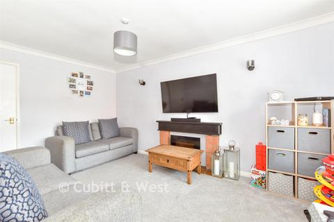 2 bed property, in Eagles Chase, £250,000