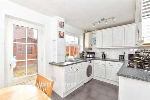 2 bed property, in Eagles Chase, £250,000