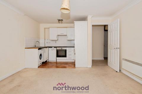 2 bed property, in Delta Court, £215,000