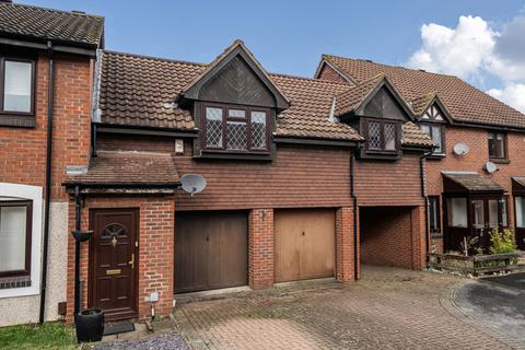 1 bed property, in Gables Close, £260,000