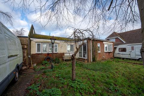 3 bed property, in Sea Road, £350,000