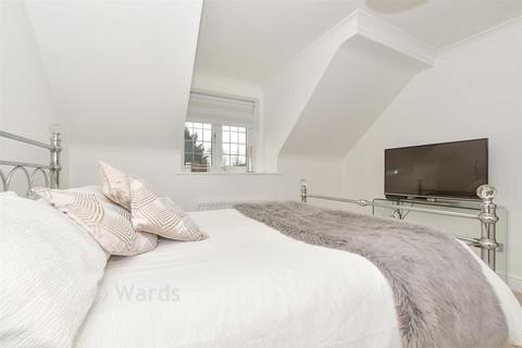 3 bed property, in Thorneycroft Close, £725,000