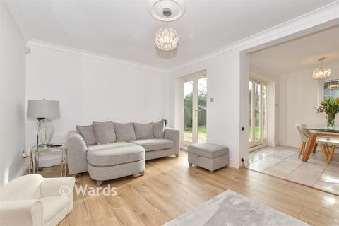 3 bed property, in Thorneycroft Close, £725,000