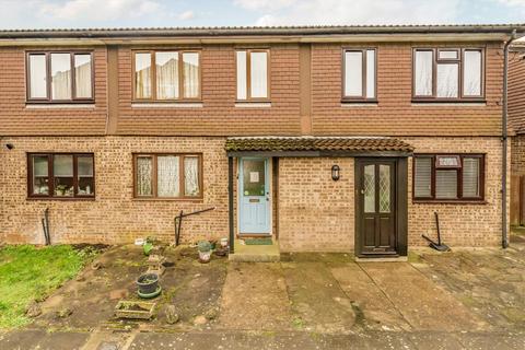 2 bed property, in Jefferson Close, £500,000
