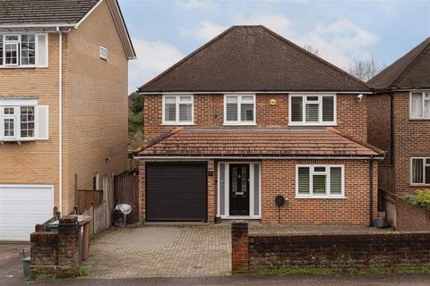 4 bed property, in Ladbroke Road, £800,000