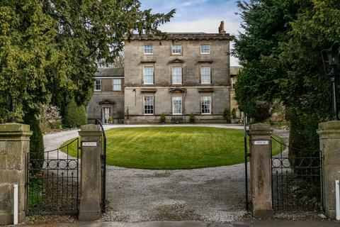 5 bed property, in Main Street, £815,000