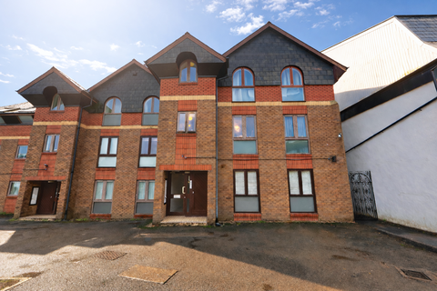 2 bed property, in Summerfield House, £192,500
