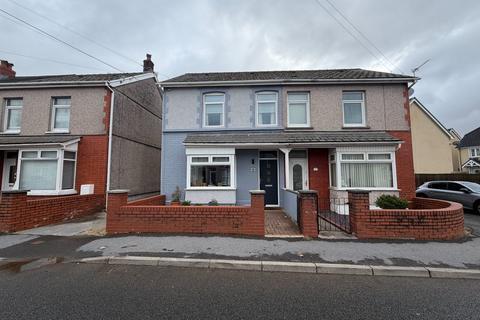 3 bed property, in Bonllwyn, £184,950
