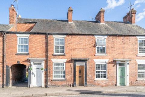 2 bed property, in Cross Street, £195,000