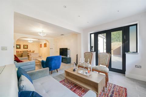 3 bed property, in Morley Crescent, £750,000