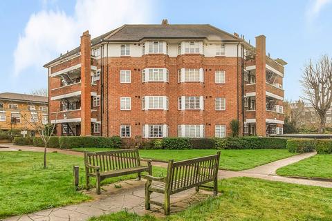 2 bed property, in St. Leonards Court, £360,000