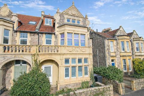 3 bed property, in Severn Road, £120,000