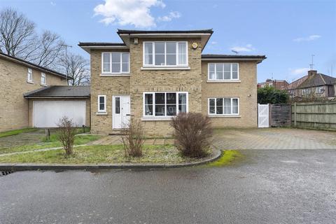 6 bed property, in Amberside Close, £1,025,000