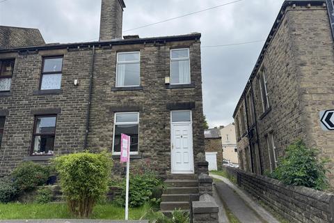3 bed property, in Commercial Road, £210,000