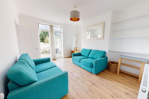 1 bed property, in Beaconsfield Villas, £260,000