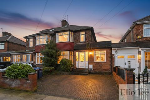 5 bed property, in Orchard Gate, £680,000