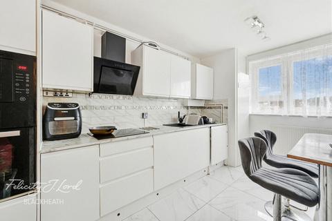 1 bed property, in Kirkham Street, £200,000
