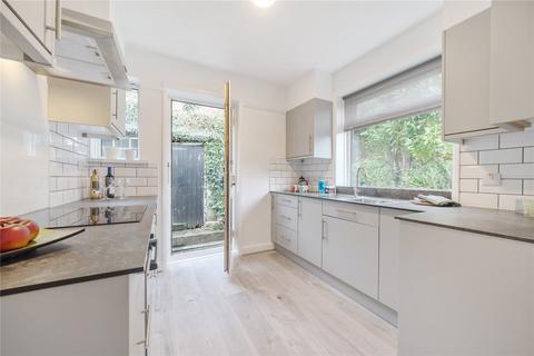 2 bed property, in Noss Mayo, £495,000