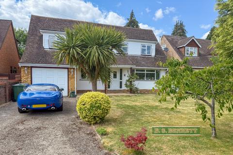 4 bed property, in Wraysbury, £865,000