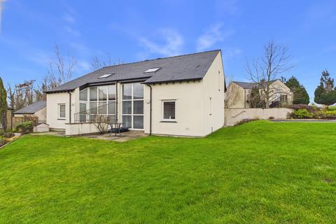 2 bed property, in Ash Meadow, £275,000
