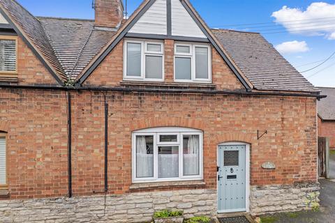 2 bed property, in Main Street, £250,000