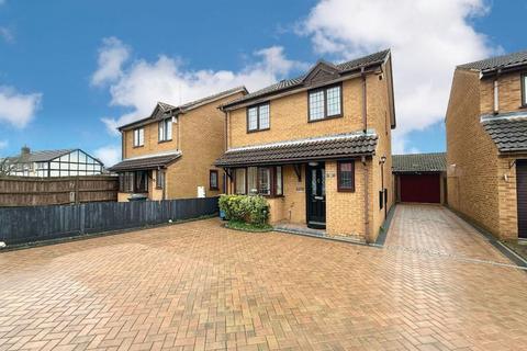 4 bed property, in Mees Close, £400,000