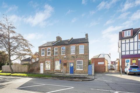 2 bed property, in Upper Sutton Lane, £399,950