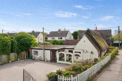 5 bed property, in Main Road, £575,000