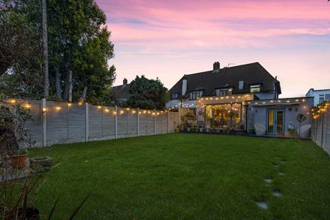 4 bed property, in Eltham Palace Road, £800,000
