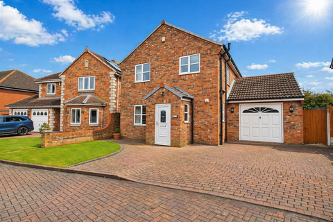 3 bed property, in Peak House, £390,000