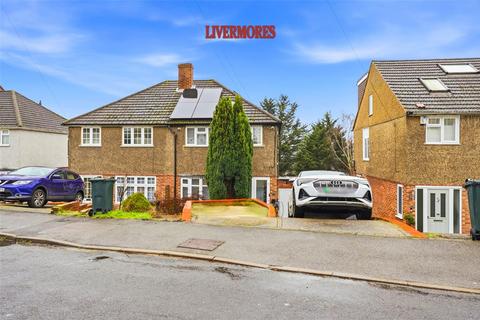 3 bed property, in Coombfield Drive, £425,000
